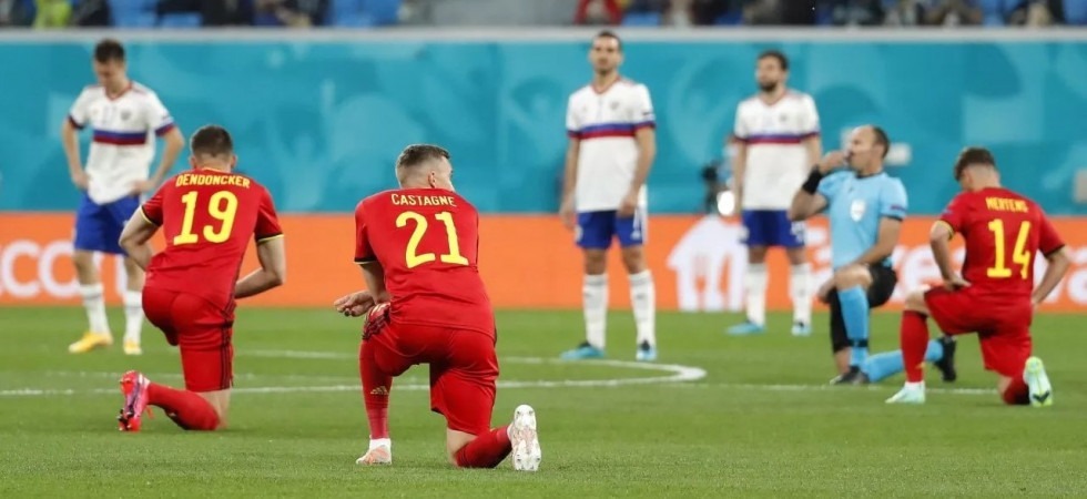 Europei: il Belgio s'inginocchia con gli arbitri contro il razzismo, la Russia no e il pubblico fischia